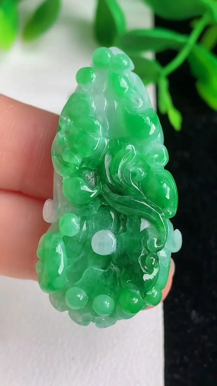 天然A货翡翠白菜吊坠，尺寸46-22.5-12.5，重:17.57g
6月8日