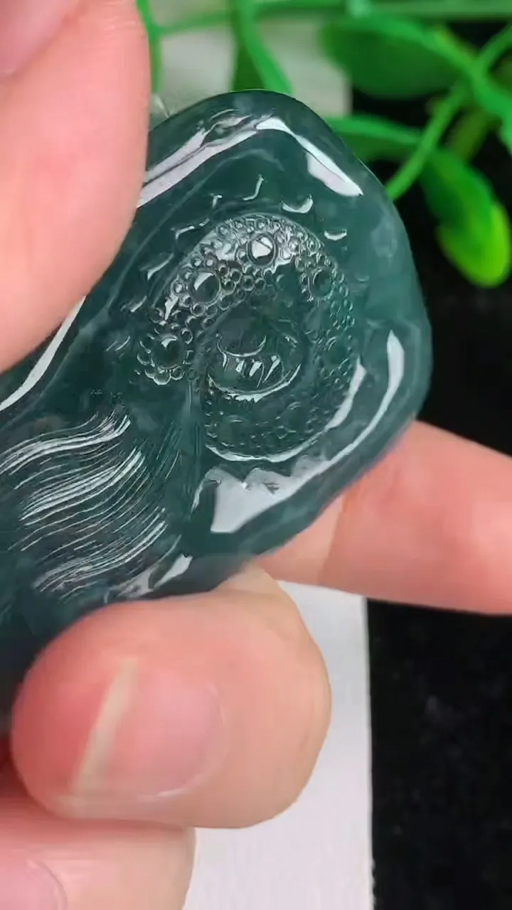 天然A货翡翠蓝水龙牌吊坠，尺寸50-32-13，重:36.73g
6月8日