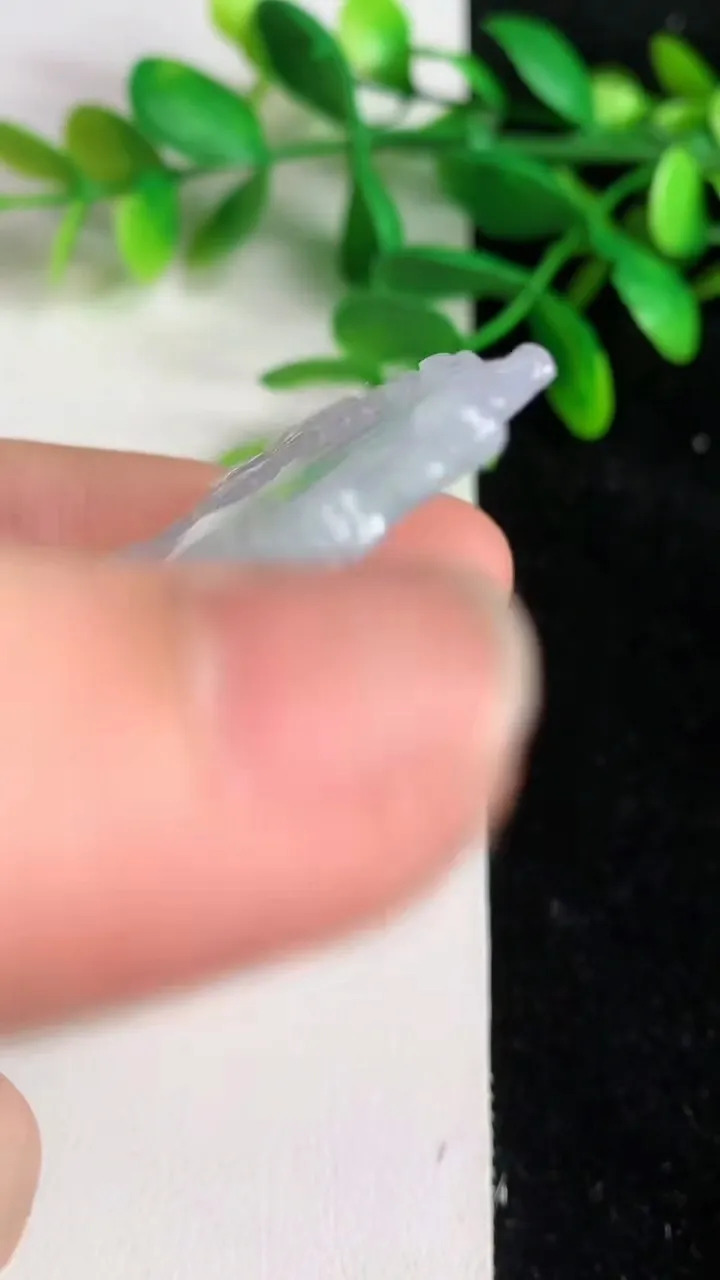 天然A货翡翠鸟语花香吊坠 ，尺寸53.4-35-4.5，重量:24.88g
6月8日