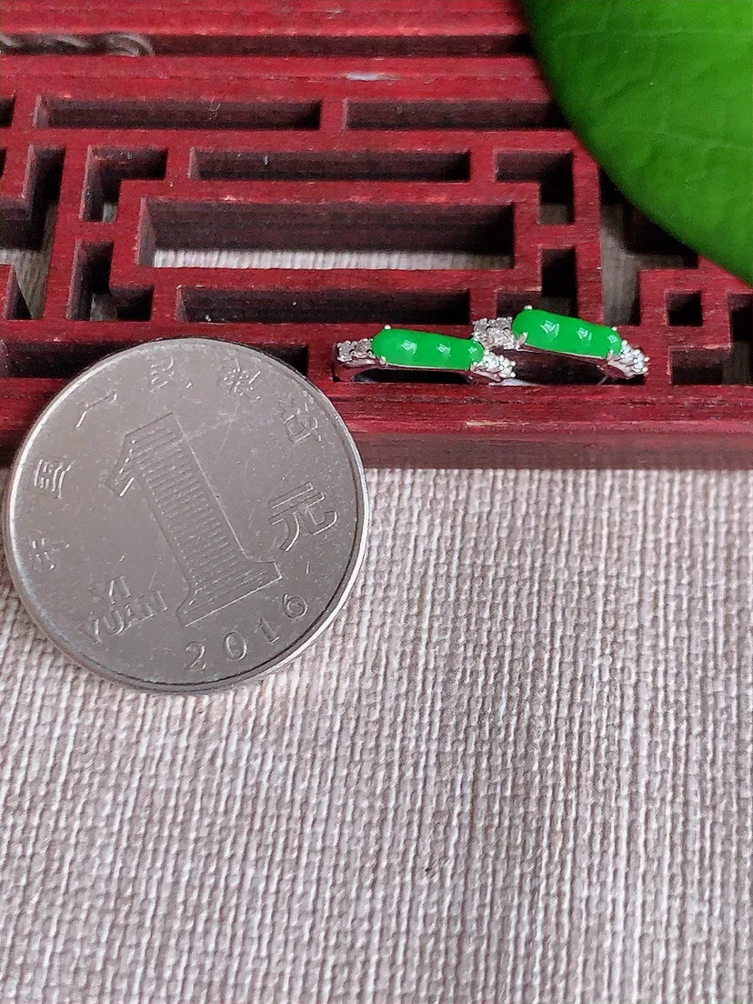 天然A货翡翠18K金镶嵌阳绿四季豆福豆平安豆耳坠 尺寸7.2×2.3mm 重量1.53g 0608