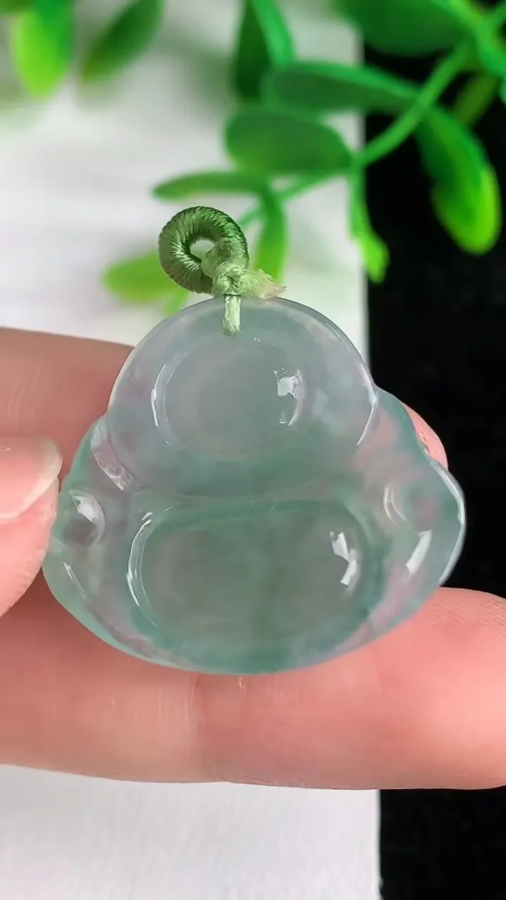 天然A货翡翠 飘花佛公吊坠，尺寸24.6-27.6-5.5，重量:5.56g
6月8日