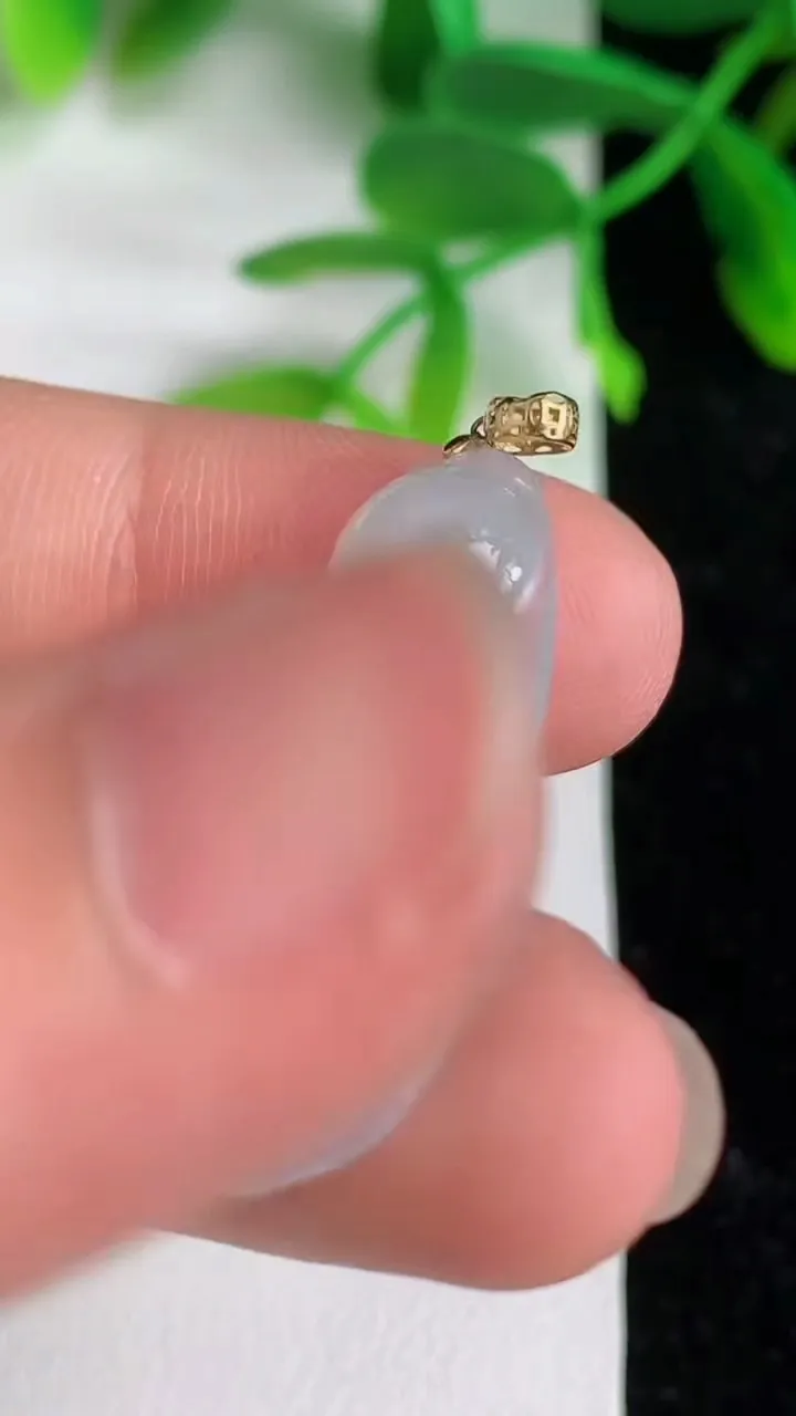 天然A货翡翠福豆吊坠，尺寸31-13-4.6，重量:3.13g
6月8日