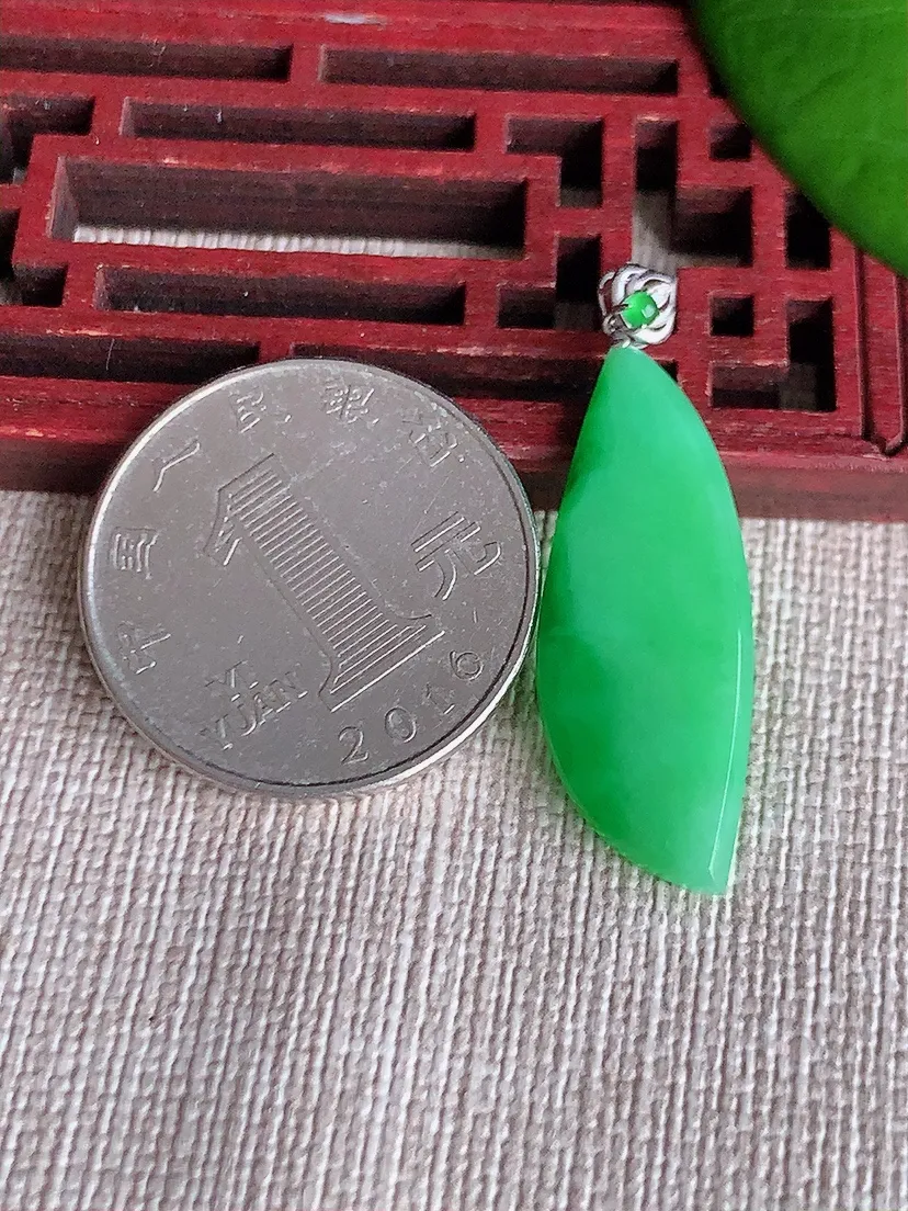 天然A货翡翠18K金扣头飘绿随形吊坠尺寸30.5×11×2.3m量2.22g 0608