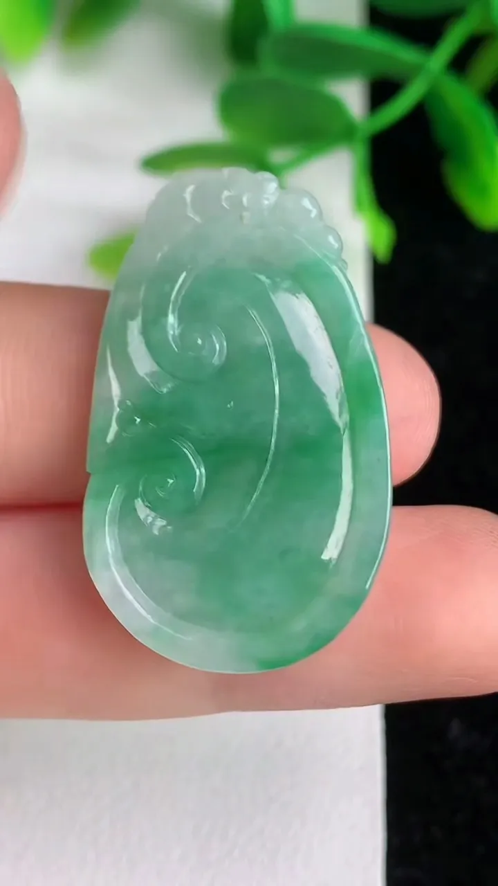 天然A货翡翠如意吊坠 ，尺寸33-20-4.7，重量:6.25g
6月8日