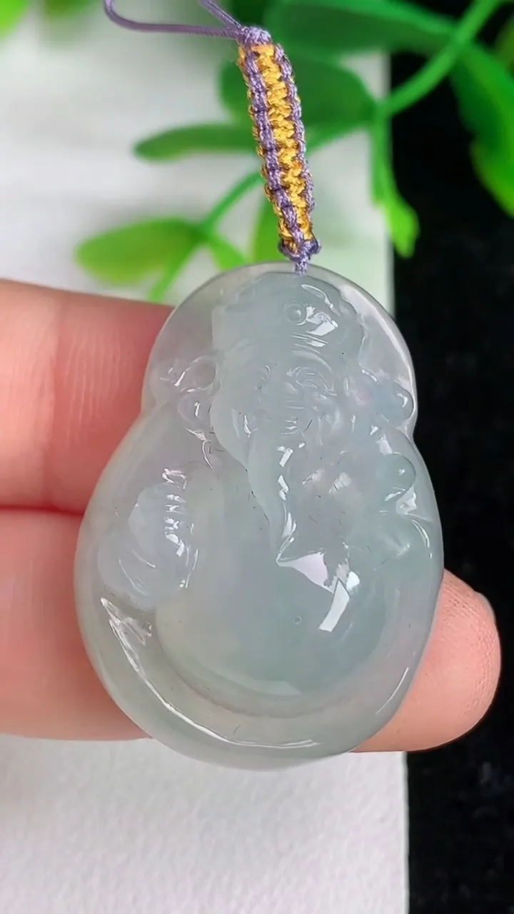 天然A货翡翠 飘花财神爷吊坠，尺寸32.4-13.2-8.6，重量:10.99g
6月8日