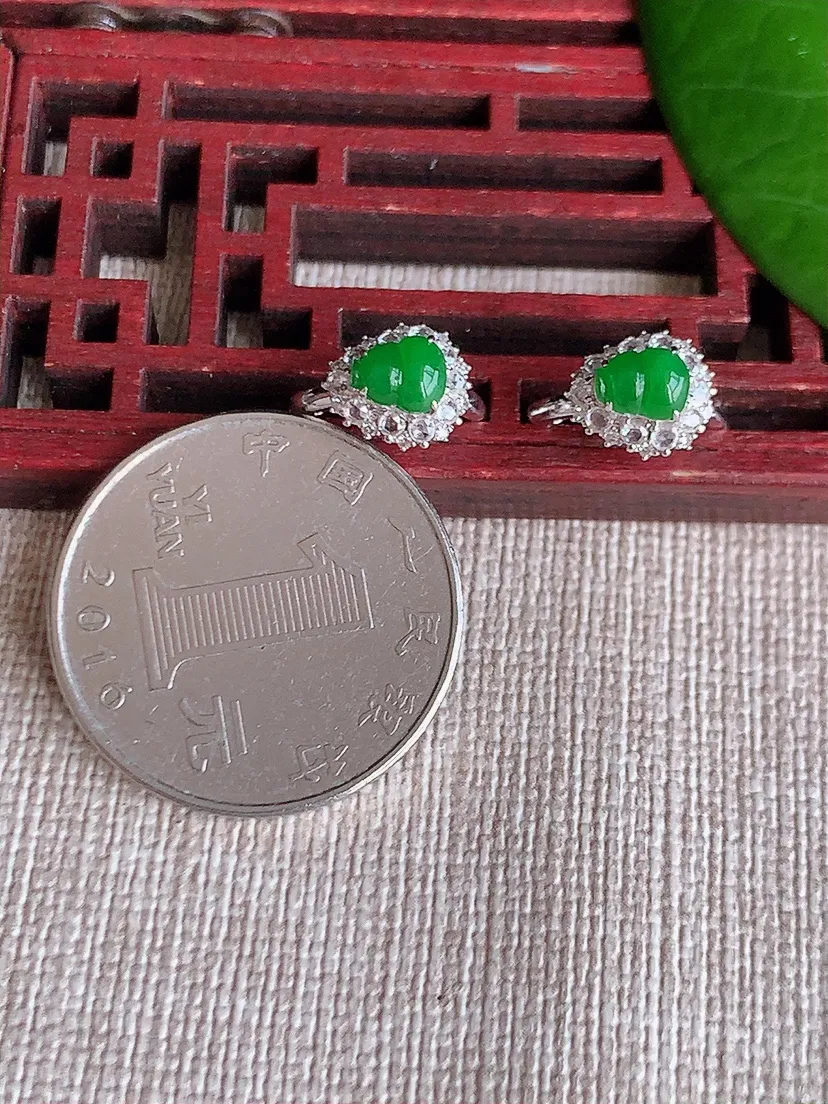 天然A货翡翠18K金伴钻镶嵌阳绿葫芦耳坠 尺寸5.4×4.4mm 重量2.58g 0606