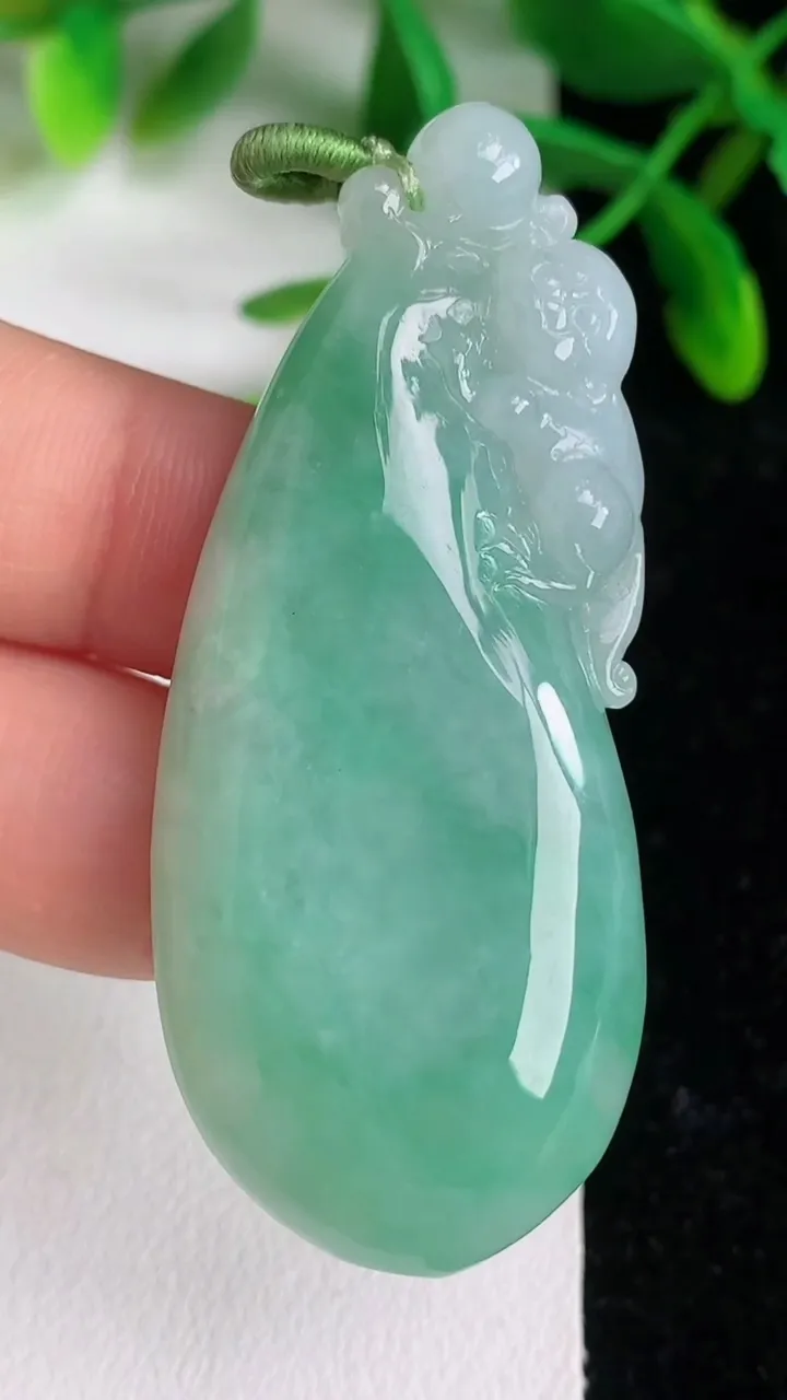 天然A货翡翠福瓜吊坠 ，尺寸55.6-23.6-7.8，重量:22.54g
6月8日