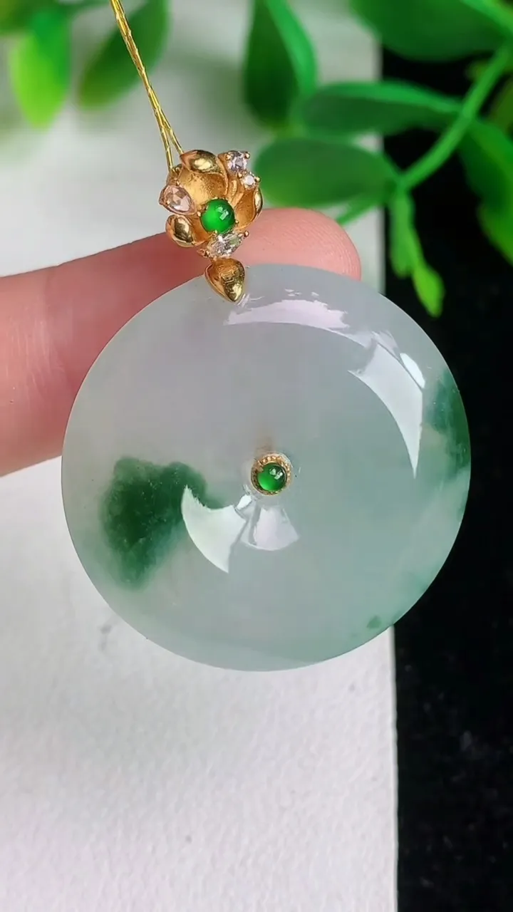 天然A货翡翠种飘花平安扣吊坠，尺寸29-6，重:10.17g
6月8日