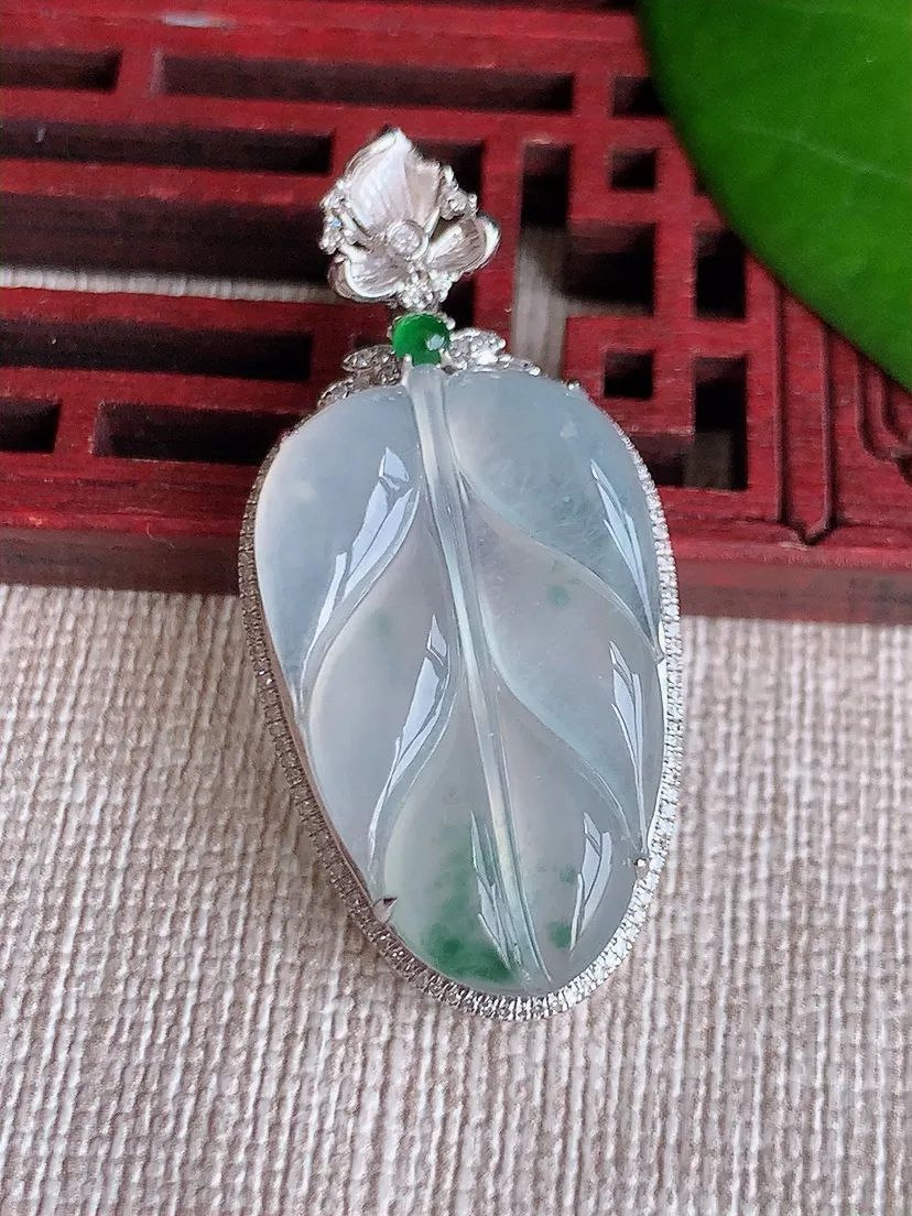 天然A货翡翠18K金伴飘花叶子金枝玉叶吊坠尺寸40.5×19×8裸石26.8×16.7m量5.97g 0606