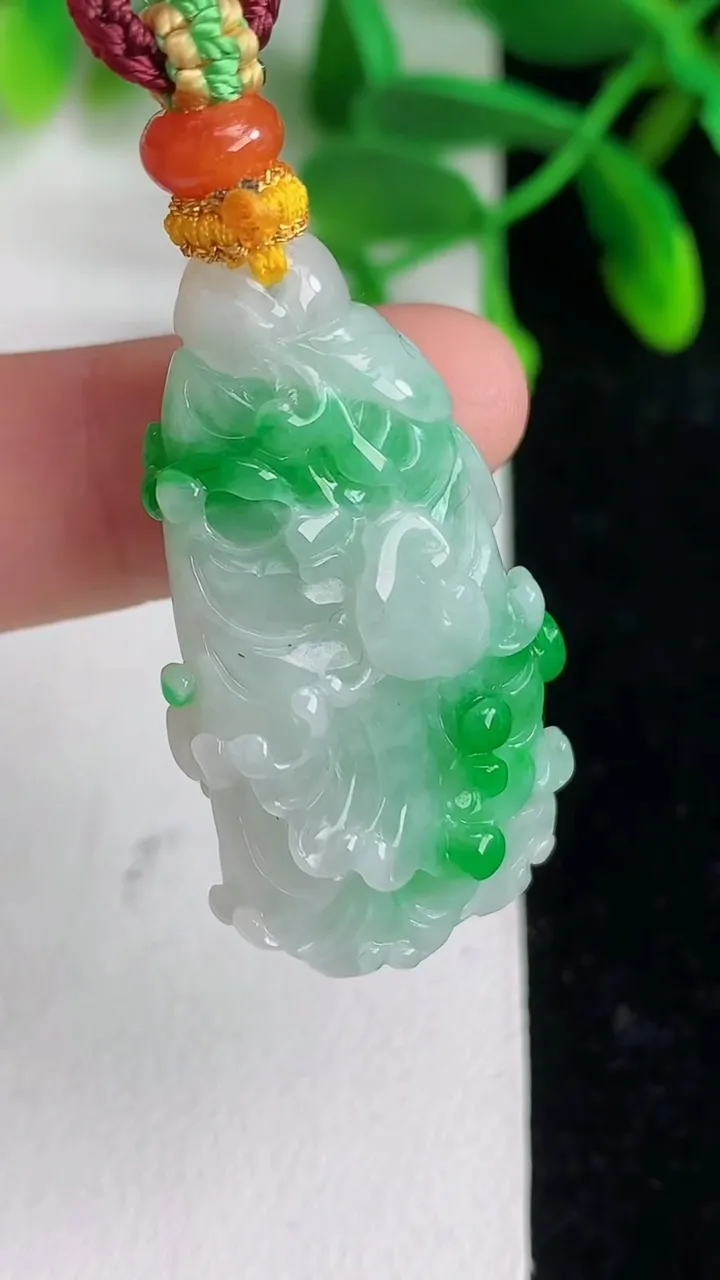 天然A货翡翠白菜吊坠 ，尺寸37.5-20.2-12.4，重量:16.38g
6月8日