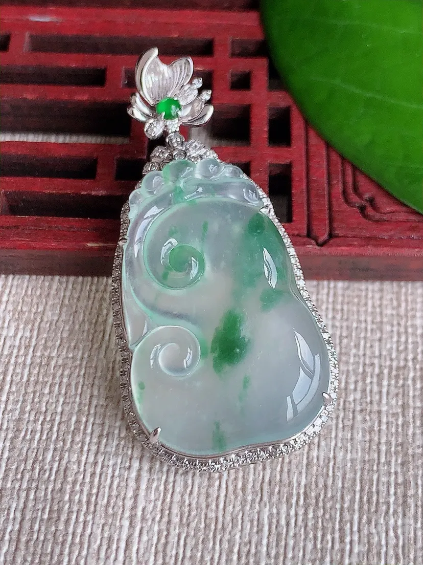 天然A货翡翠18K金伴飘花如意吊坠尺寸42.6×20.8×7.6裸石28.4×18.5m量6.38g 0606