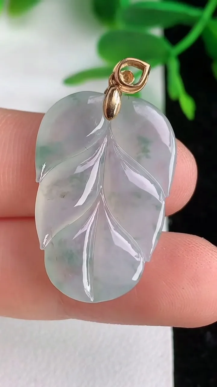 天然A货翡翠飘花金枝玉叶 叶子吊坠，尺寸28-19-4，重:4.52g
6月8日