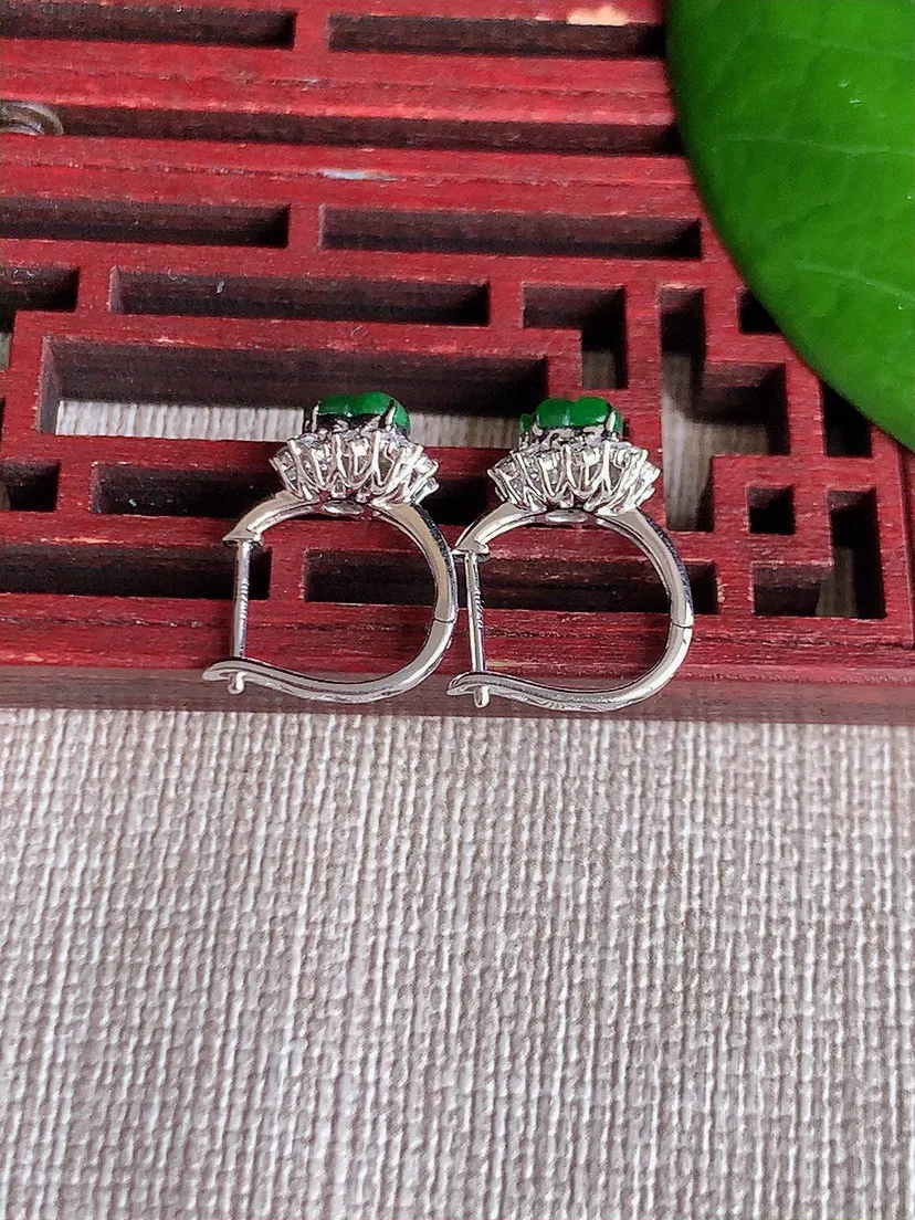 天然A货翡翠18K金伴钻镶嵌阳绿葫芦耳坠 尺寸5.4×4.4mm 重量2.58g 0606