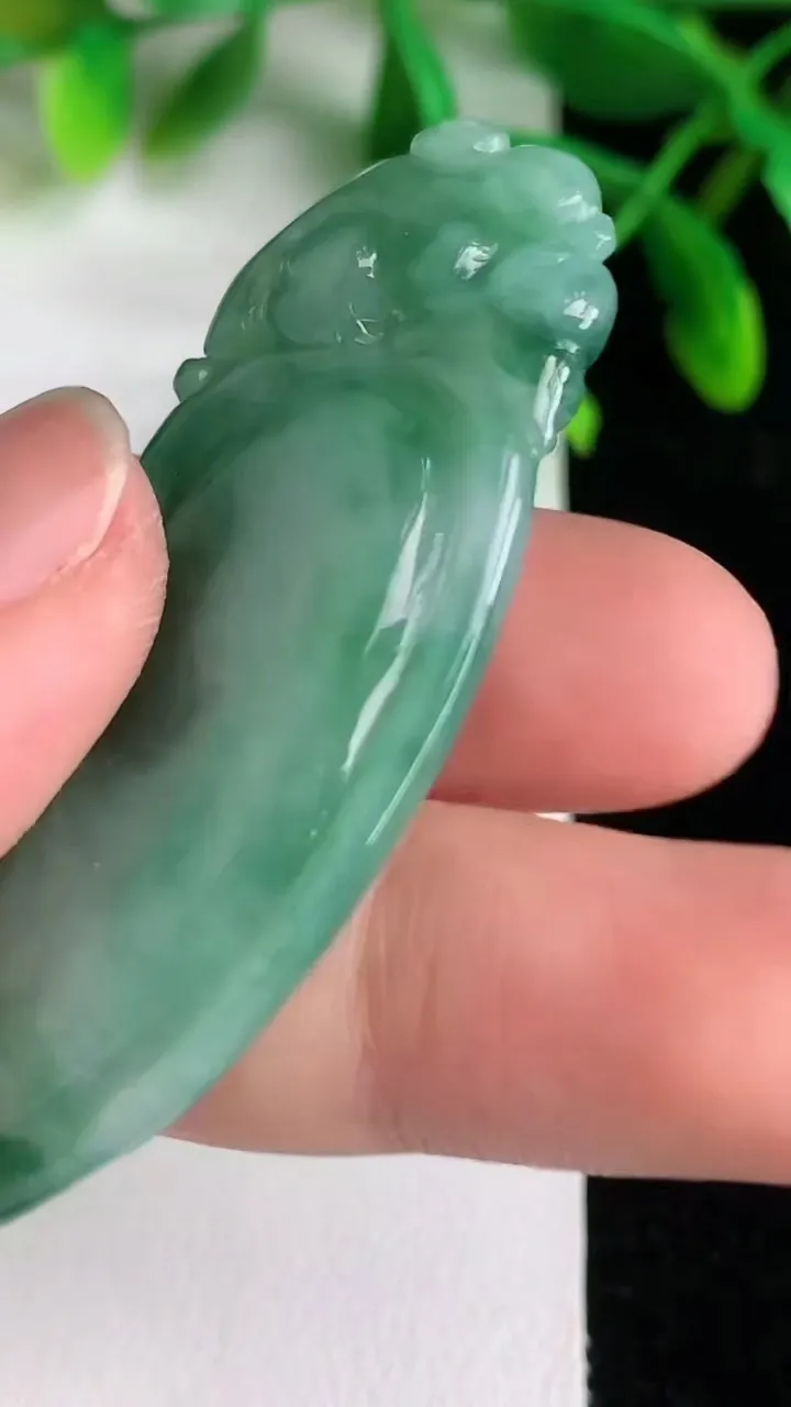 天然A货翡翠福瓜吊坠 ，尺寸53.5-19.4-7.3，重量:15.10g
6月8日
