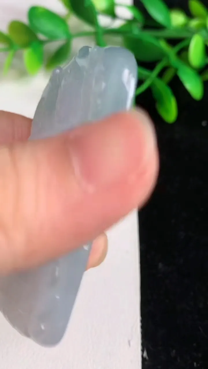 天然A货翡翠飘花千手观音吊坠 ，尺寸61-39-6，重量:32.32g
6月8日