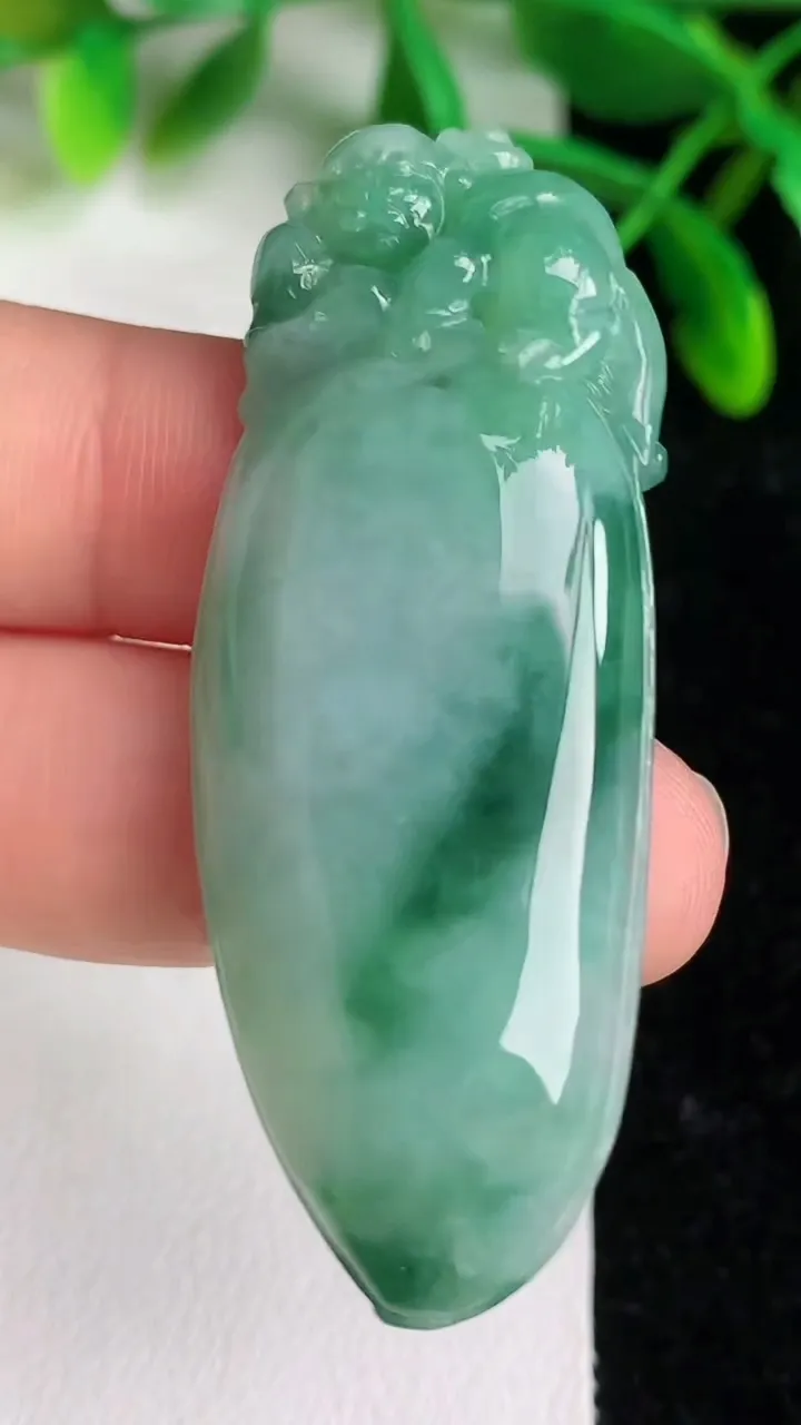 天然A货翡翠福瓜吊坠 ，尺寸53.5-19.4-7.3，重量:15.10g
6月8日