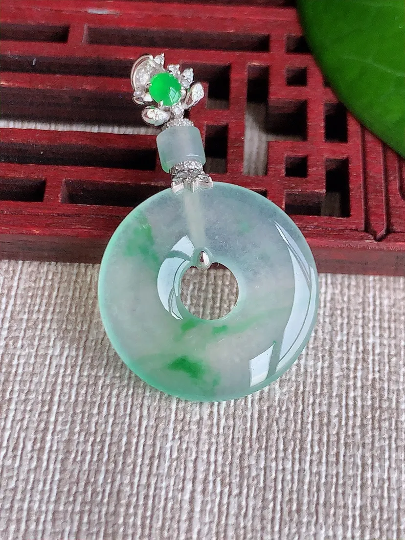 天然A货翡翠18K金伴飘绿平安环吊坠尺寸36×22×3.3m量5.00g 0606