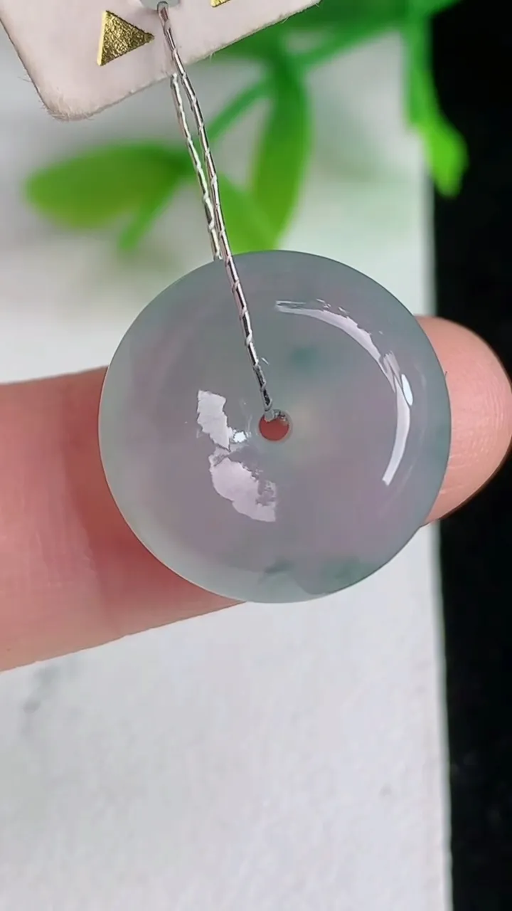 天然A货翡翠飘花平安扣吊坠，尺寸15.7-5.8，重量:3.04g
6月8日