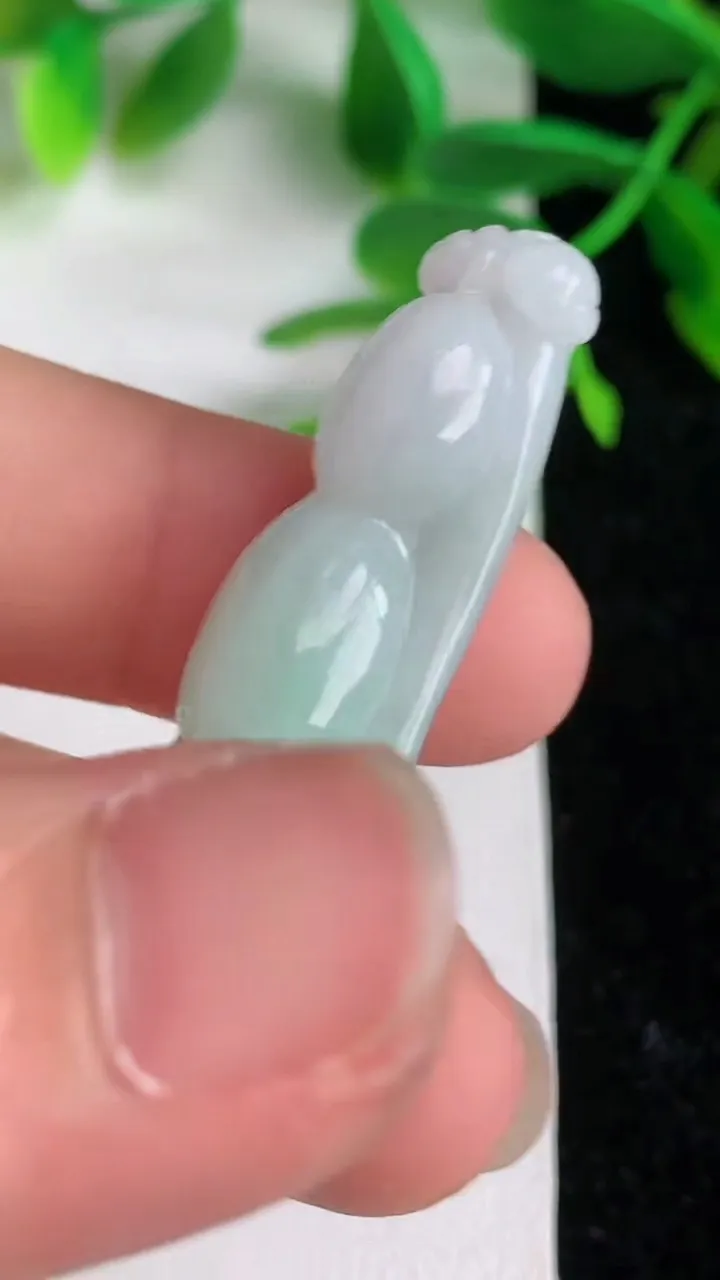 天然A货翡翠福豆吊坠，尺寸44-14.8-8.8，重量:9.33g
6月8日