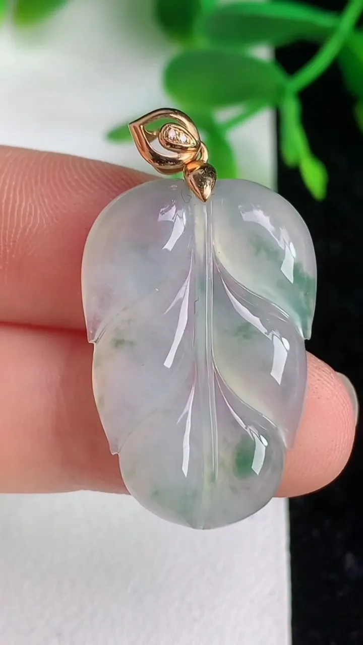 天然A货翡翠飘花金枝玉叶 叶子吊坠，尺寸28-19-4，重:4.52g
6月8日