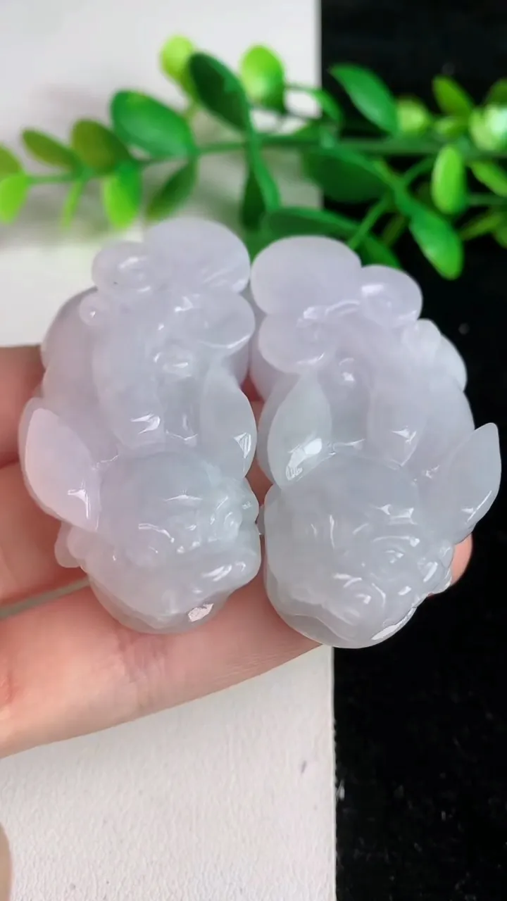 天然A货翡翠貔貅吊坠一对 ，尺寸52.5-26.5-13.4，重量:80.90g
6月8日