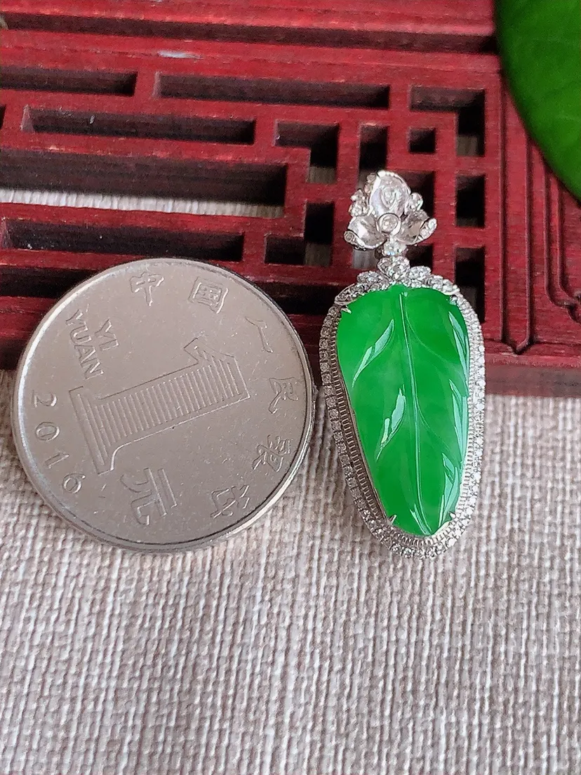 天然A货翡翠18K金伴满绿叶子金枝玉叶吊坠尺寸31×13×7.5裸石19.6×10.2m量2.97g 0606