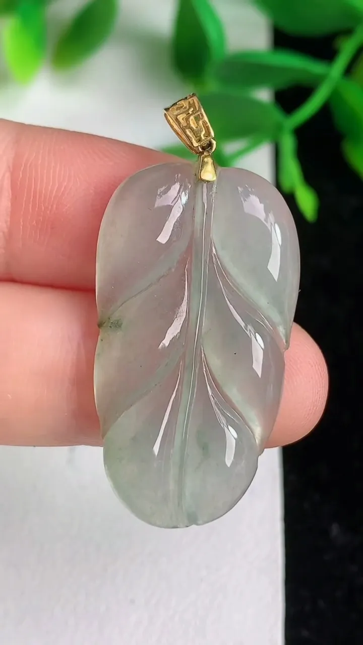 天然A货翡翠18k金飘花金枝玉叶叶子吊坠 ，尺寸33.2-18.2-3，重量:4.28g
6月8日