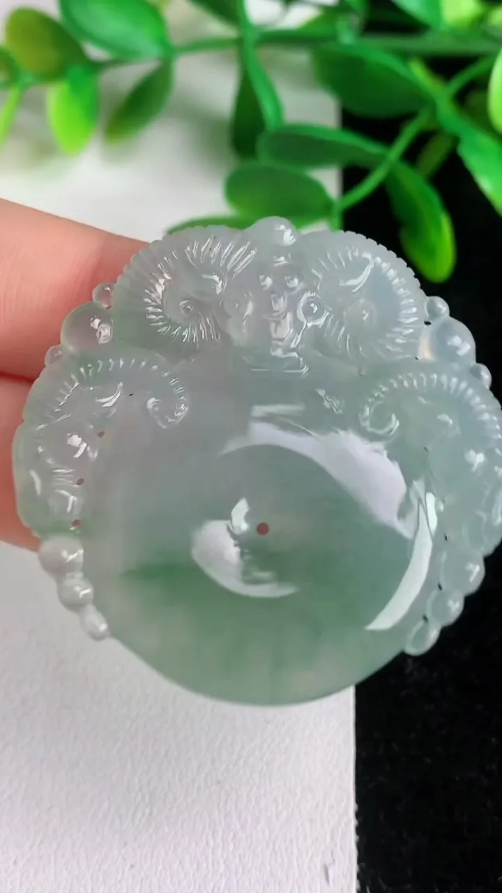 天然A货翡翠飘花生肖牛吊坠 ，尺寸42.5-42.8-5.7，重量:19.86g
6月8日