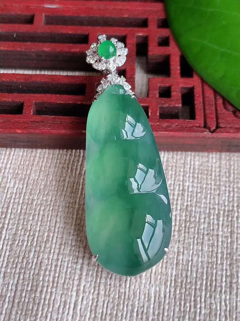 天然A货翡翠18K金伴飘花四季豆福豆平安豆吊坠尺寸44.8×33.6×14.2×8m量8.90g 0606