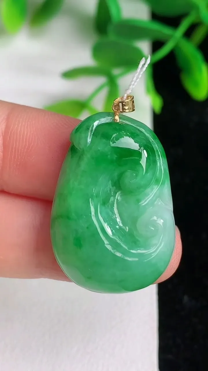 天然A货翡翠如意吊坠，尺寸28.8-19.2-6.6，重量:7.52g
6月8日