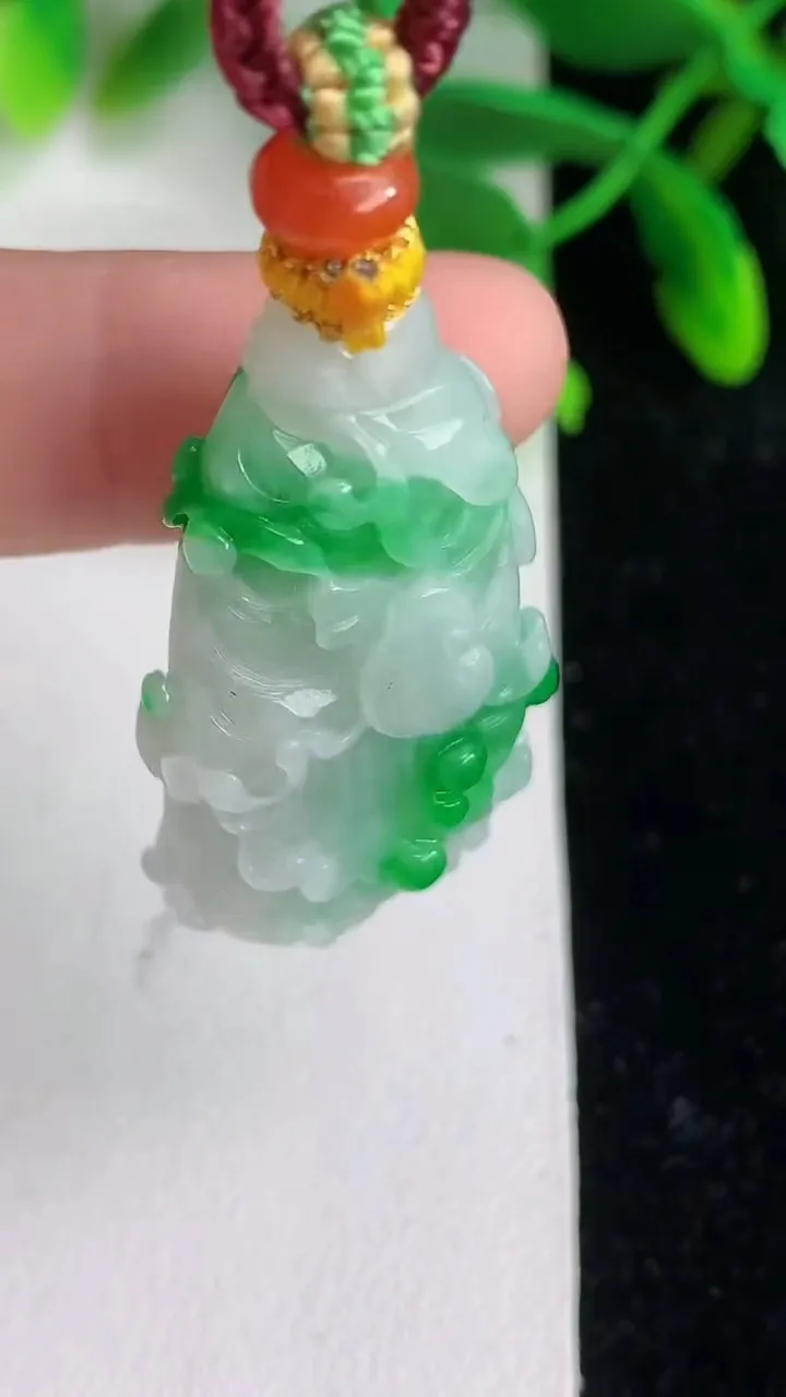 天然A货翡翠白菜吊坠 ，尺寸37.5-20.2-12.4，重量:16.38g
6月8日