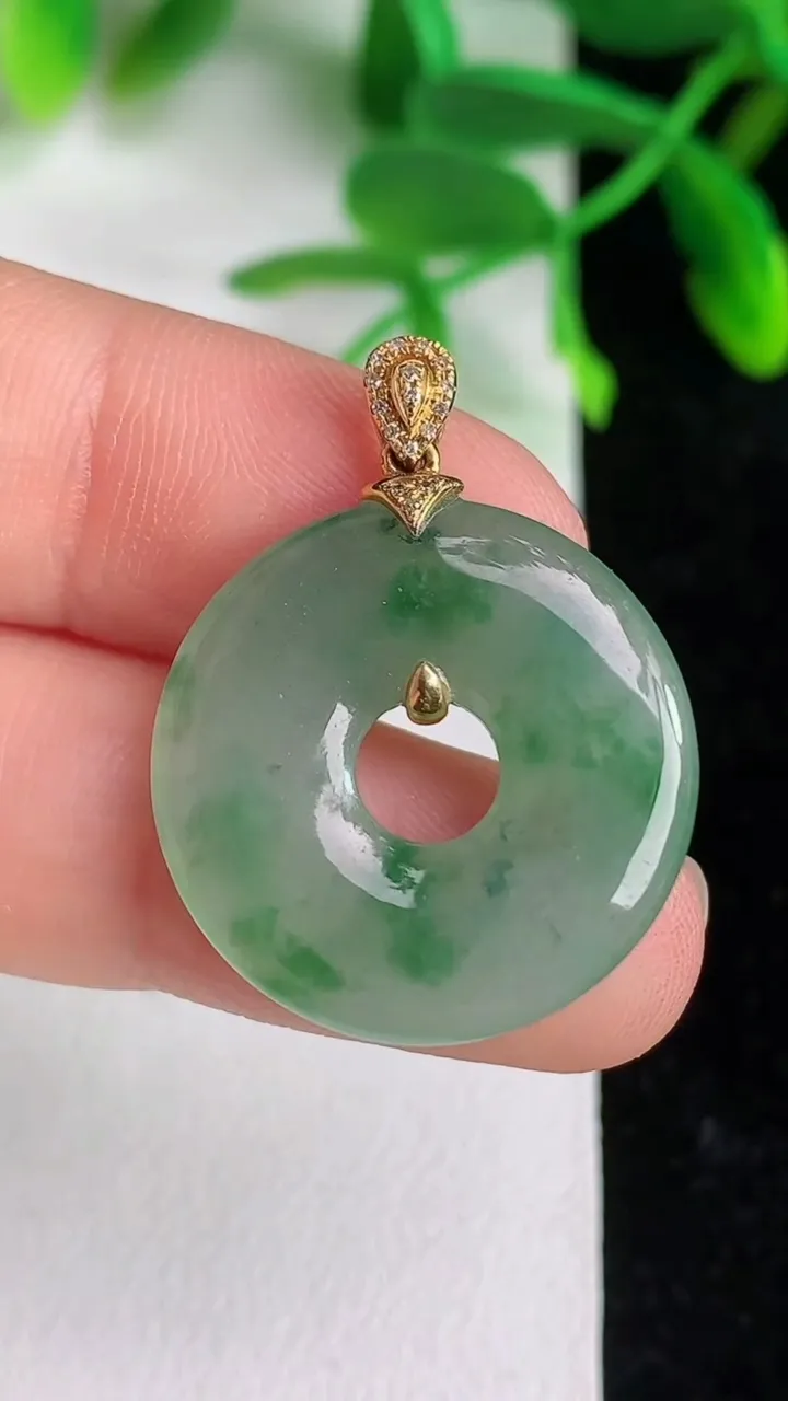 天然A货翡翠k金飘花平安环吊坠，尺寸24.3-3.5，重量:4.22g
6月8日