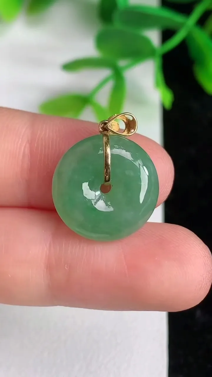 天然A货翡翠平安扣吊坠，尺寸15.5-5，重量:2.87g
6月8日