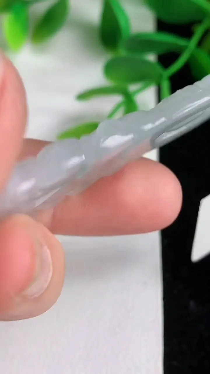天然A货翡翠观音菩萨吊坠 ，尺寸51-19.7-4.8，重量:10.32g
6月8日