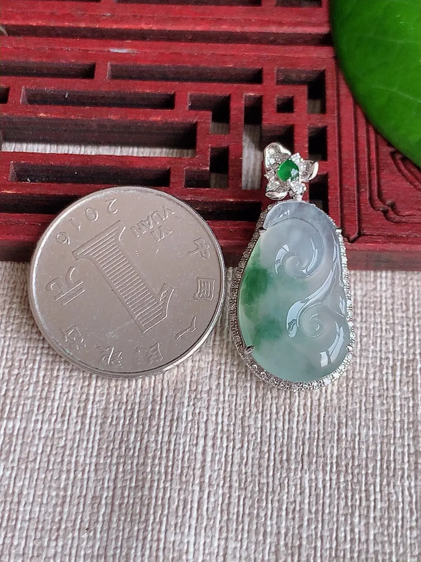 天然A货翡翠18K金伴飘花如意吊坠 尺寸32×15×6裸石21.7×13m量3.67g 0606