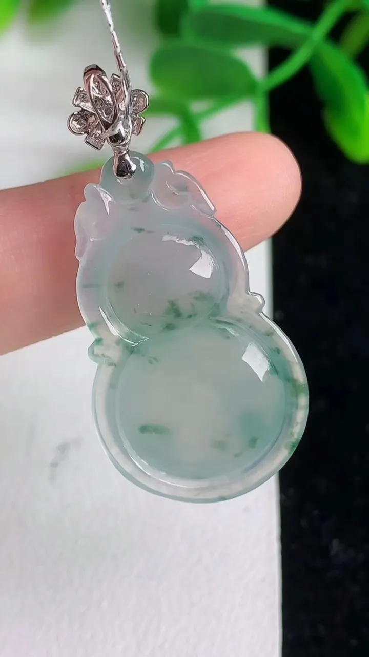 天然A货翡翠种飘花葫芦吊坠 ，尺寸32.4-18.7-6，重量:5.65g
6月9日