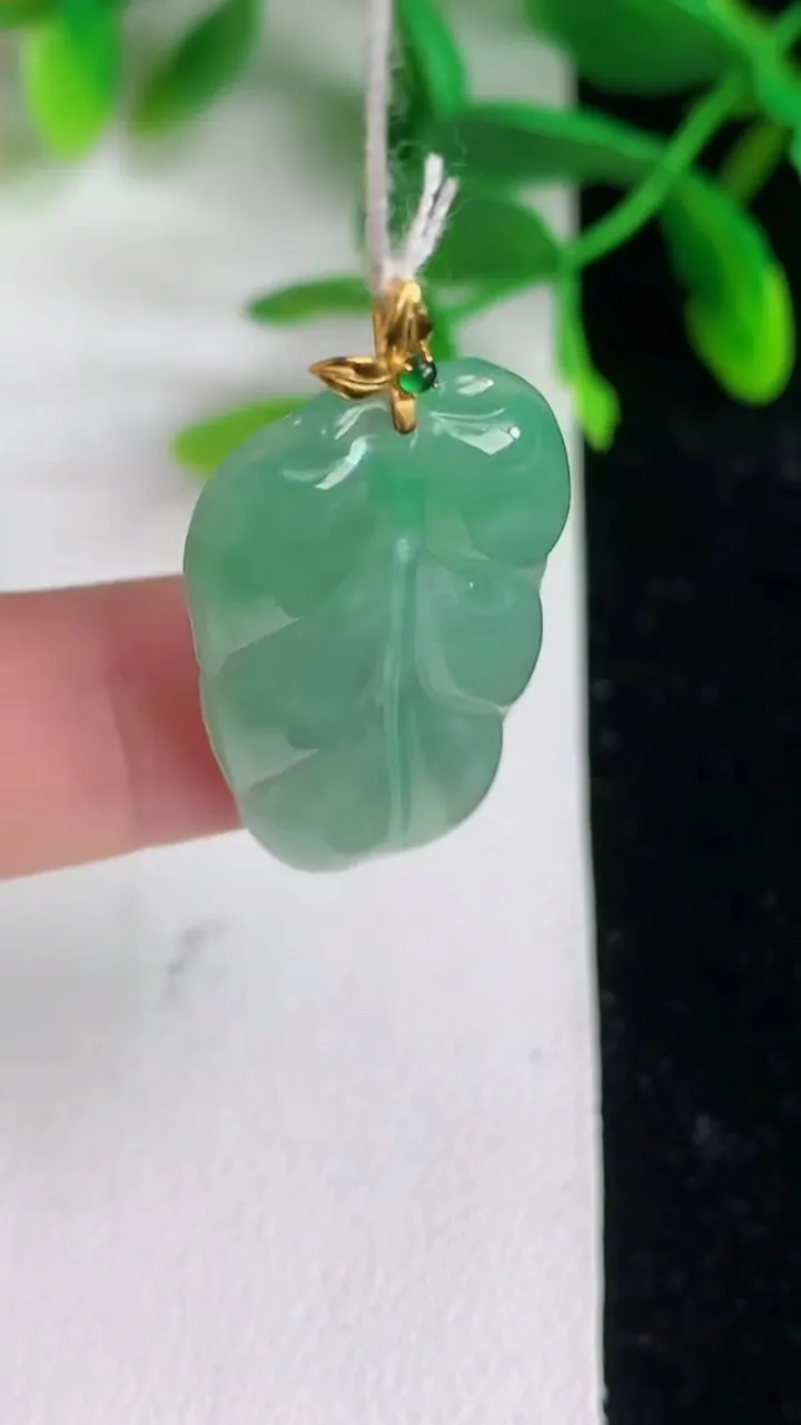 天然A货翡翠金枝玉叶叶子吊坠，尺寸29.7-17.8-4，重量:4.10g
6月8日