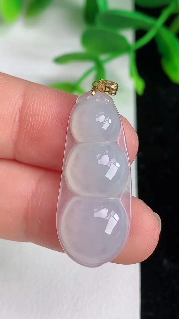 天然A货翡翠福豆吊坠，尺寸31-13-4.6，重量:3.13g
6月8日