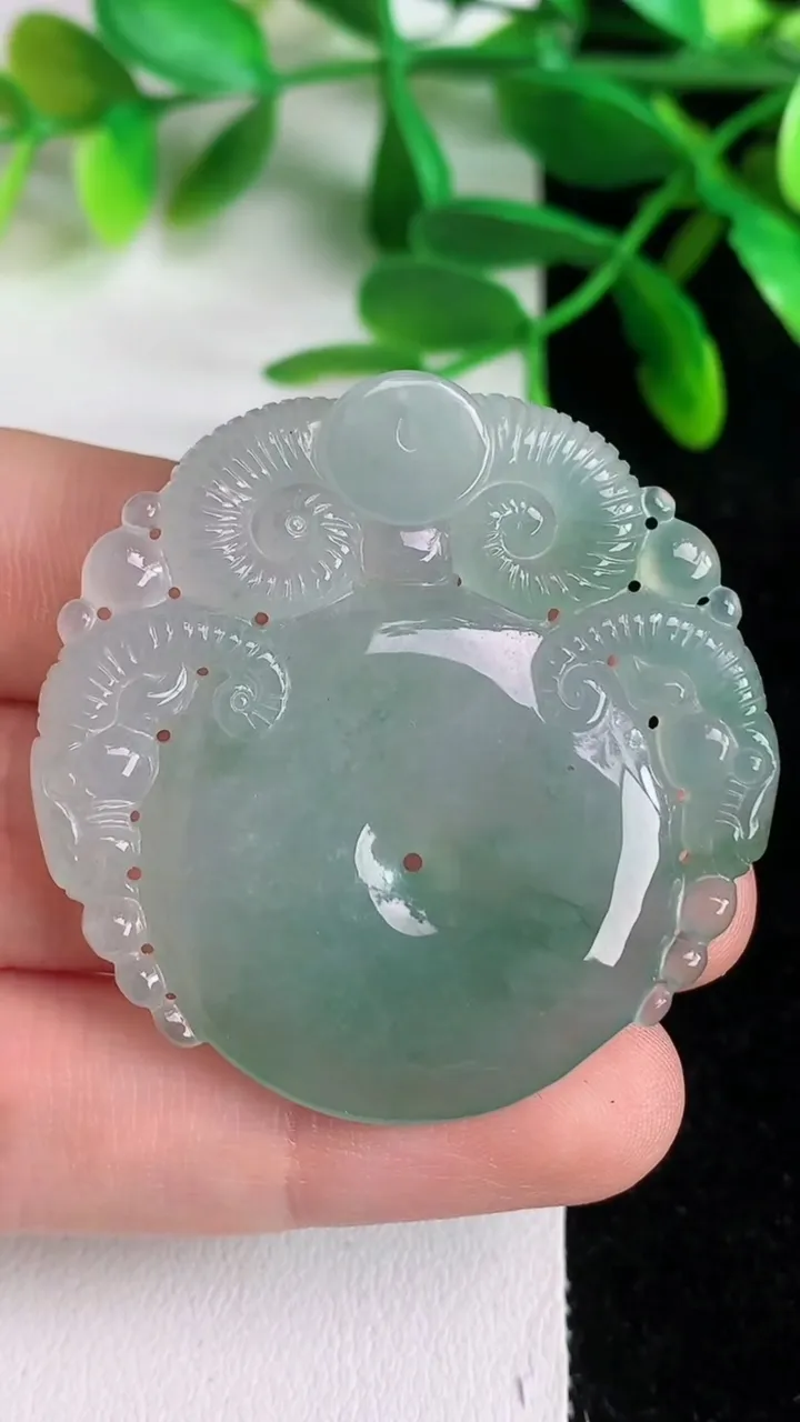 天然A货翡翠飘花生肖牛吊坠 ，尺寸42.5-42.8-5.7，重量:19.86g
6月8日
