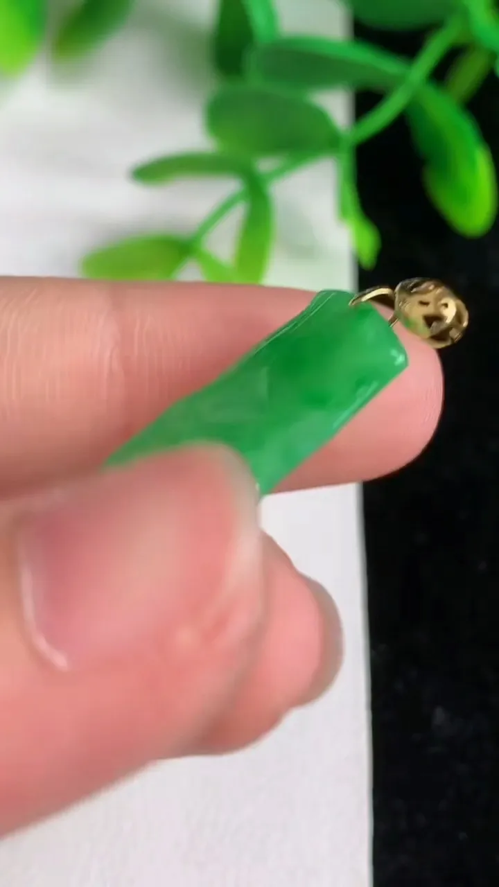 天然A货翡翠节节高升竹节吊坠，尺寸27.8-15-4，重量:3.81g
6月8日