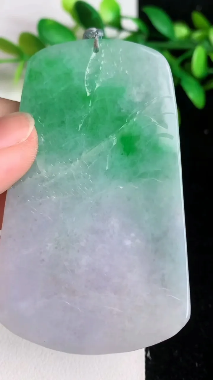 天然A货翡翠山水牌吊坠 ，尺寸71-42.3-5.3，重量:41.95g
6月8日