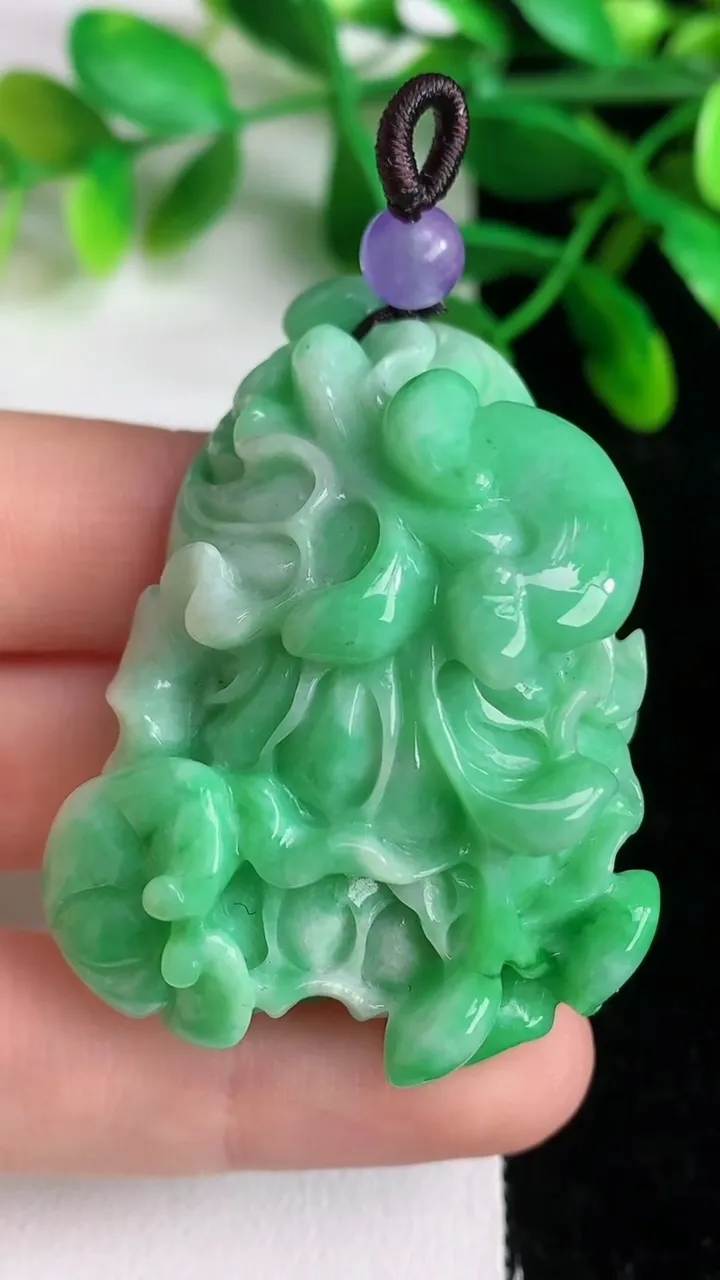 天然A货翡翠白菜吊坠，尺寸51-37-21.5，重:25.12g
6月8日