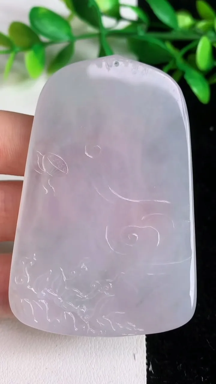 天然A货翡翠大日如来吊坠 ，尺寸69-45.7-5.3，重量:43.65g
6月8日