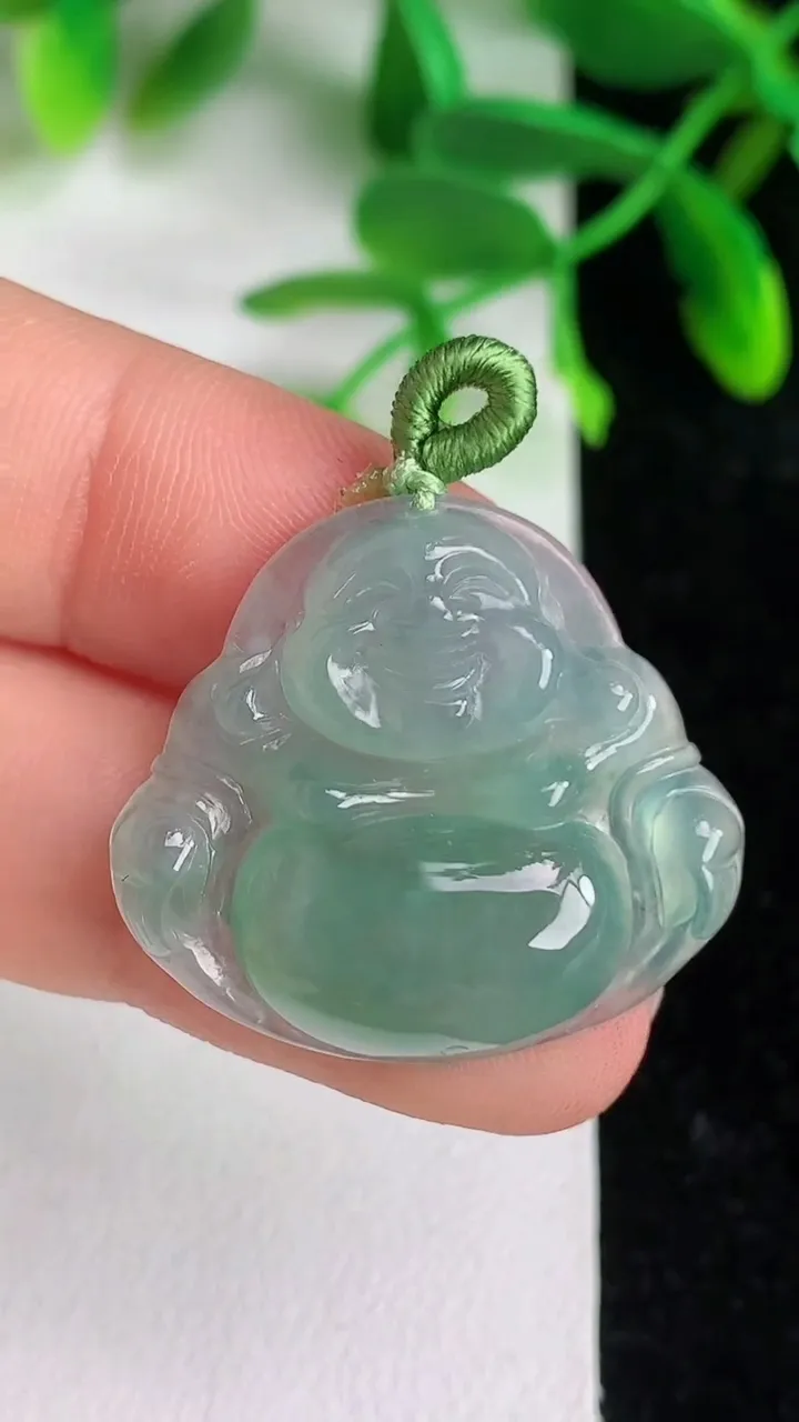 天然A货翡翠 飘花佛公吊坠，尺寸24.6-27.6-5.5，重量:5.56g
6月8日