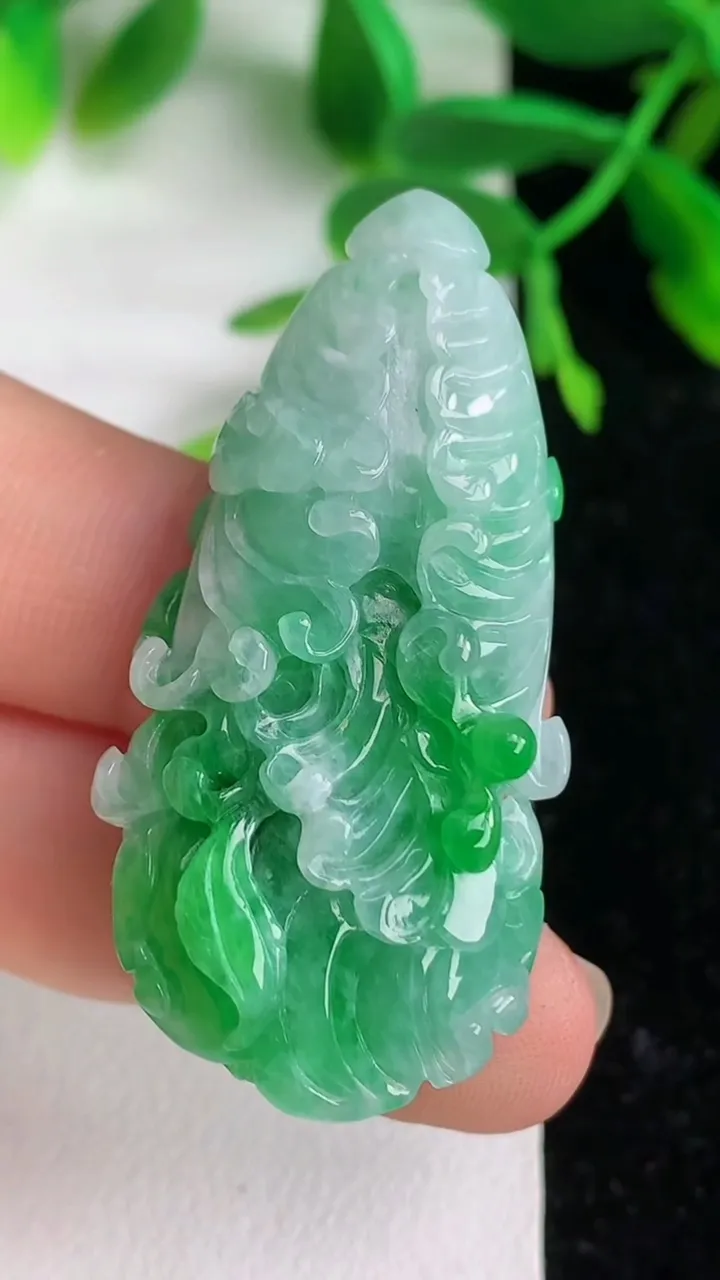 天然A货翡翠白菜吊坠，尺寸46-22.5-12.5，重:17.57g
6月8日