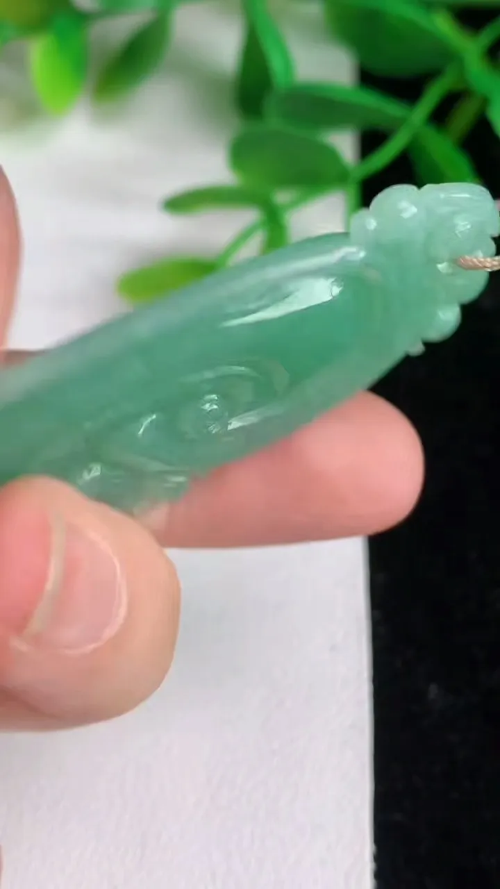 天然A货翡翠如意吊坠，尺寸32.5-21.7-5.2，重量:11.01g
6月8日