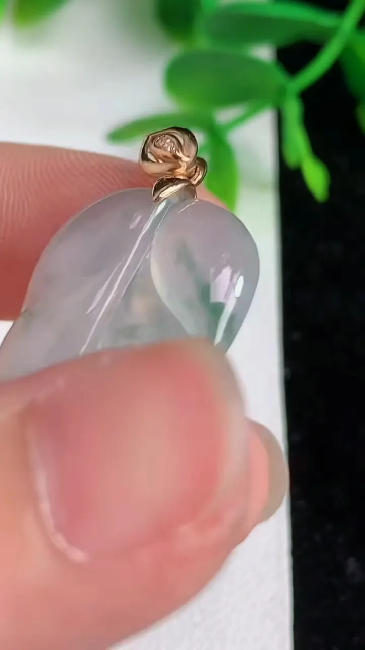 天然A货翡翠飘花金枝玉叶 叶子吊坠，尺寸28-19-4，重:4.52g
6月8日