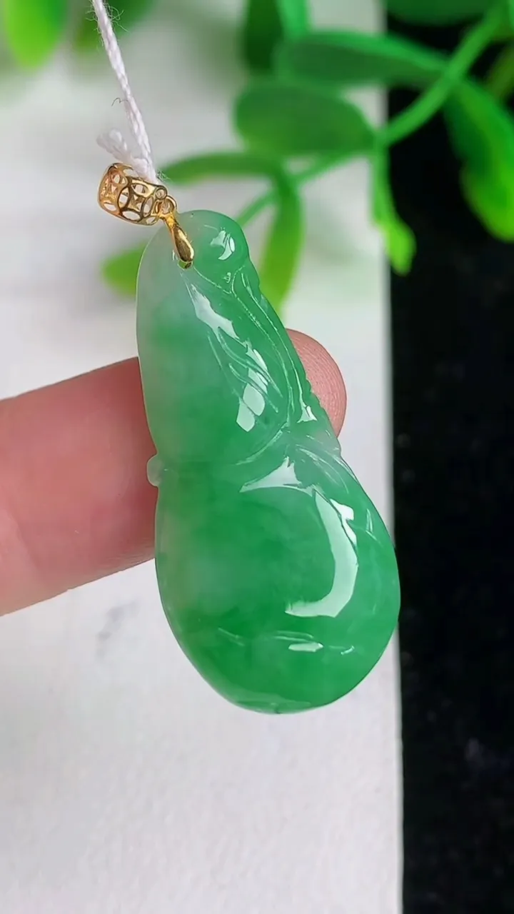 天然A货翡翠葫芦吊坠 ，尺寸31-14-5，重量:4.00g
6月8日