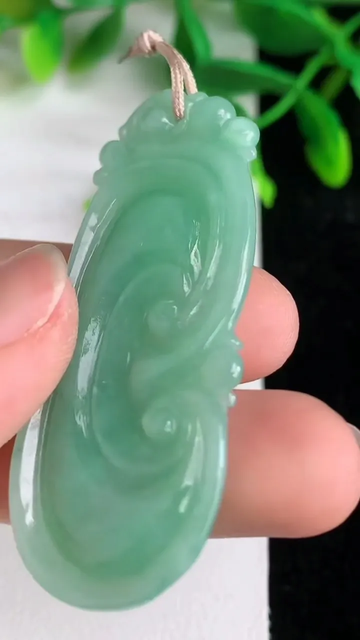 天然A货翡翠如意吊坠，尺寸32.5-21.7-5.2，重量:11.01g
6月8日