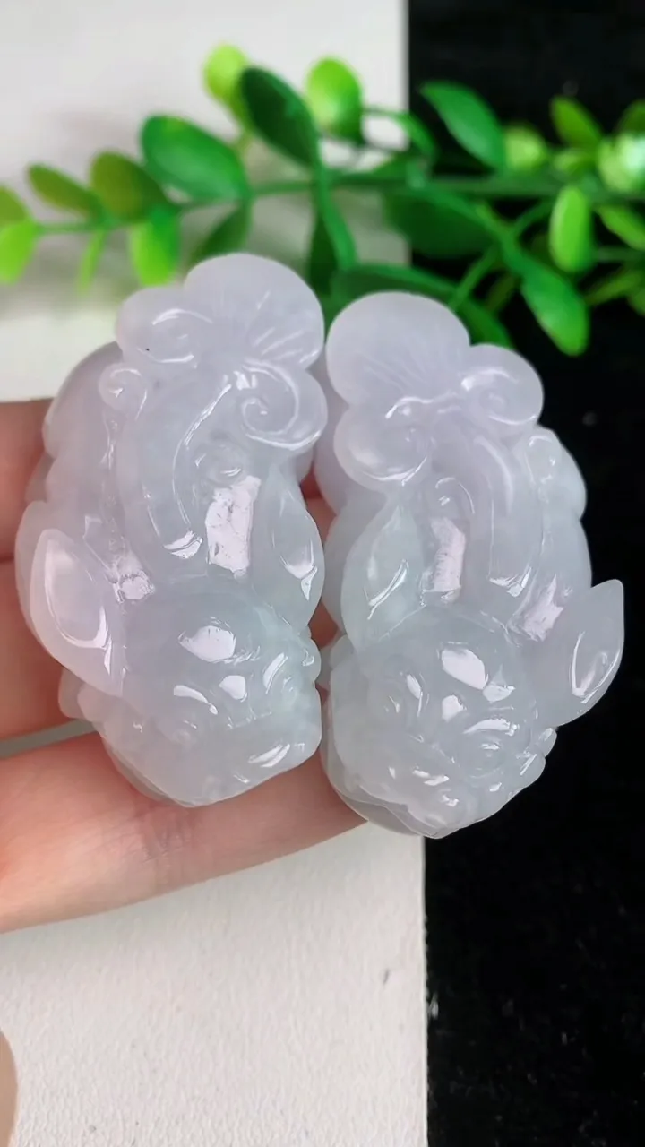 天然A货翡翠貔貅吊坠一对 ，尺寸52.5-26.5-13.4，重量:80.90g
6月8日